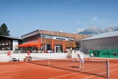 Tennisplatz mit Blick auf Buffet und Halle